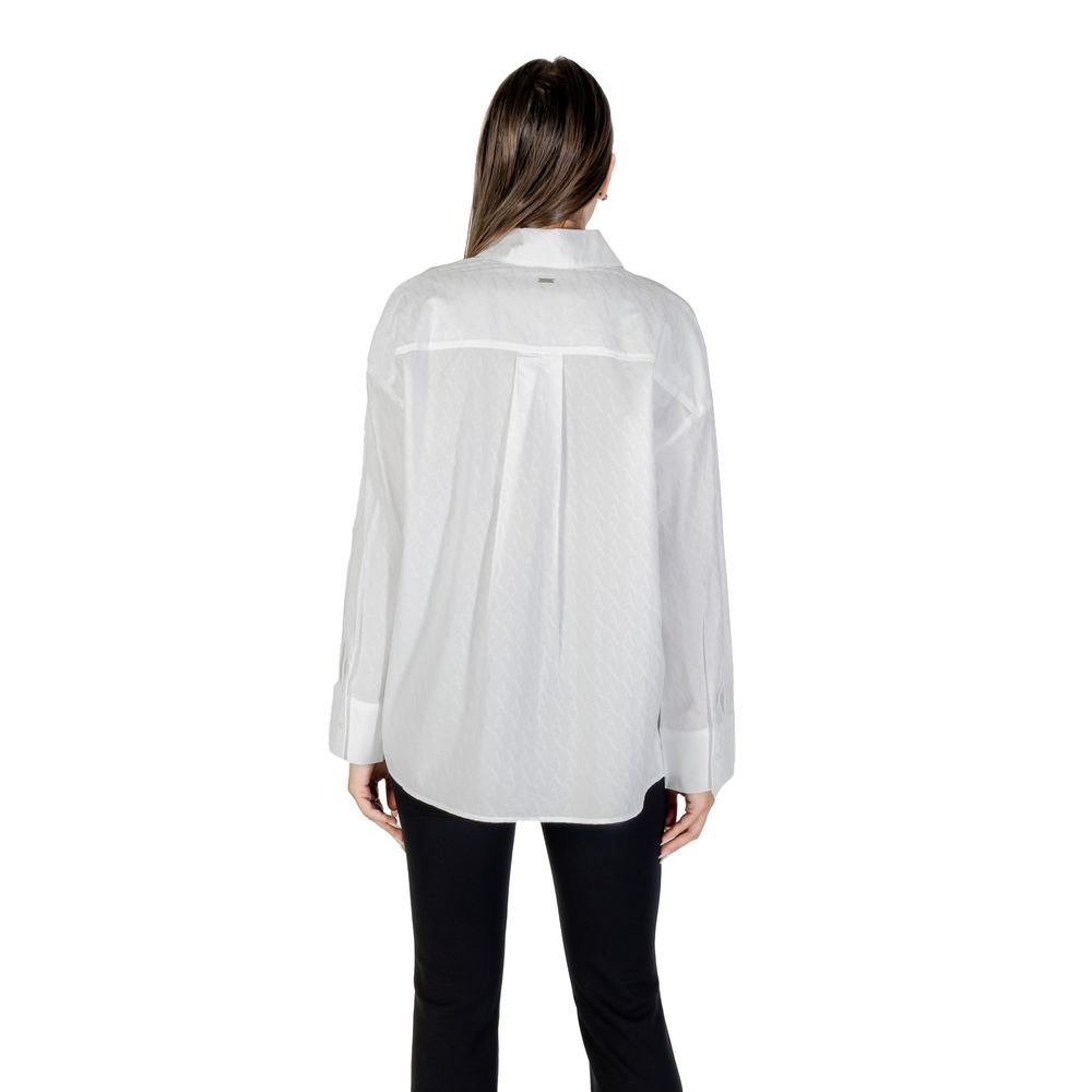 Shirt by Armani Exchange for women in cotton white showcases a sleek silhouette, elegantly detailed with a sleek and for a sleek finish.