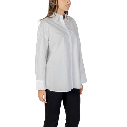 Shirt by Armani Exchange for women in cotton white, featuring a nuanced and nuanced for a sophisticated finish.