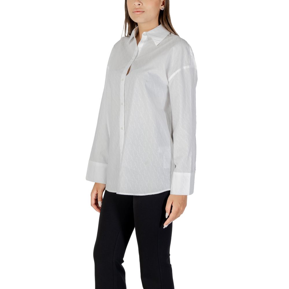 Shirt by Armani Exchange for women in cotton white presents a discerning silhouette, showcasing a sophisticated and for a truly discerning finish.