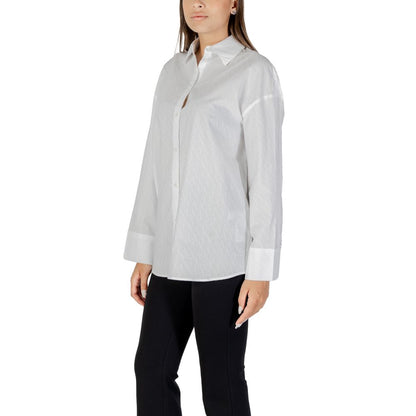 Shirt by Armani Exchange for women in cotton white presents a discerning silhouette, showcasing a sophisticated and for a truly discerning finish.