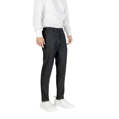 Trousers by Antony Morato for men in stretch polyester viscose twill black presents a perennial silhouette, meticulously tailored with a skinny, slim & cropped cut, cropped finish, and an elegant .
