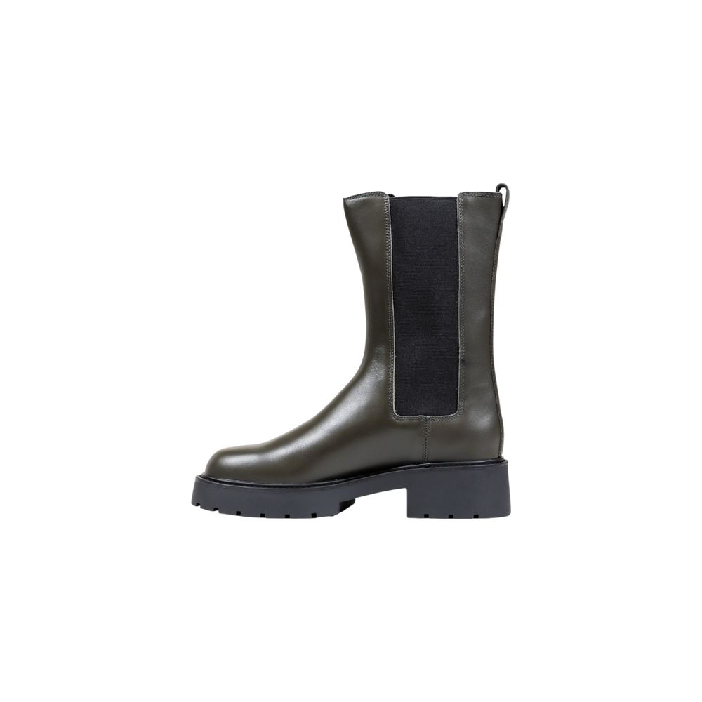 Ankle Chelsea Winter Boots by Calvin Klein Jeans for women in leather gray features an dynamic silhouette, showcasing the dynamic Women's Leather Ankle Chelsea Winter Boots design with its distinctive and elegant .