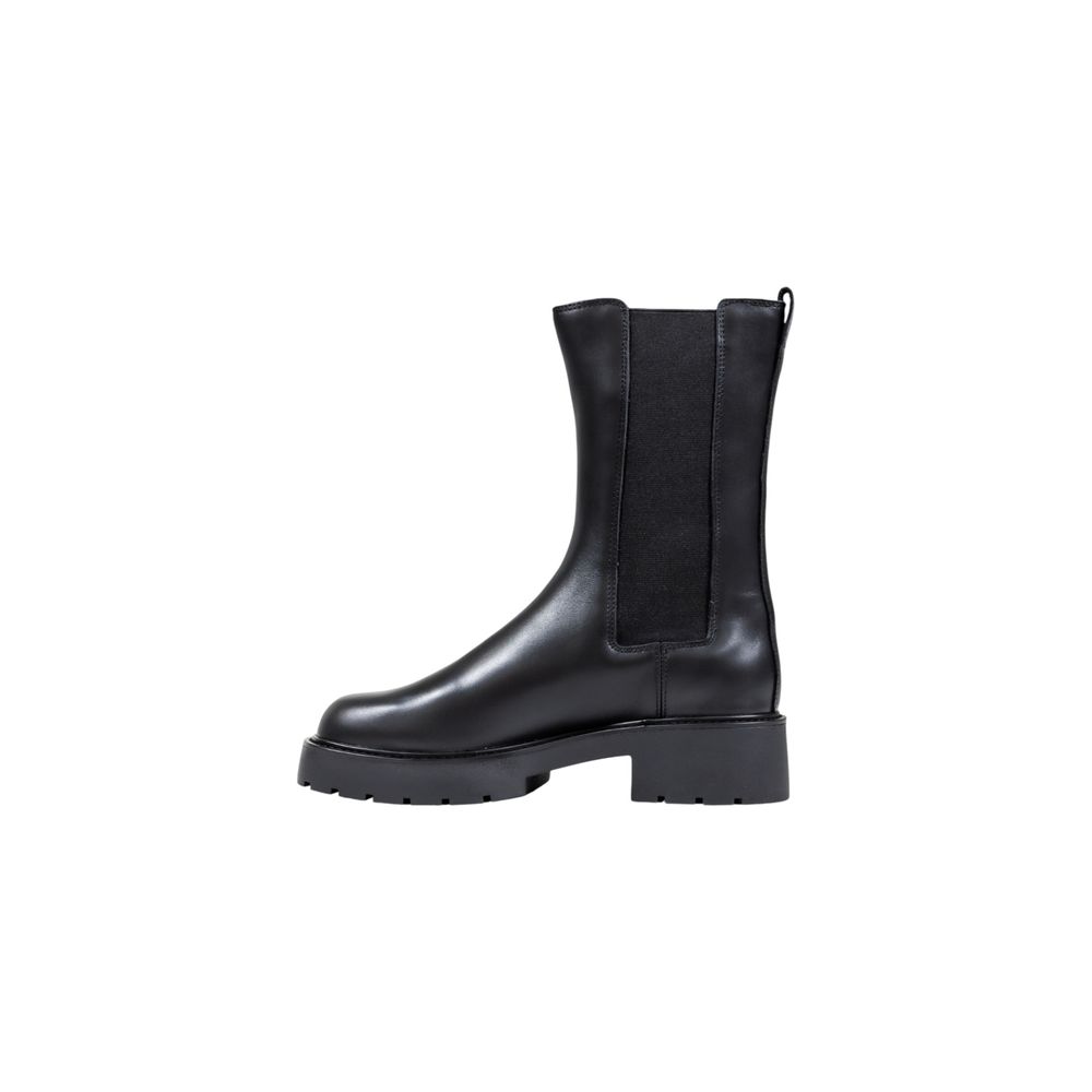 Ankle Chelsea Winter Boots by Calvin Klein Jeans for women in leather black features an performance-driven Women's Leather Ankle Chelsea Winter Boots silhouette, defined by a sophisticated and a performance-driven .