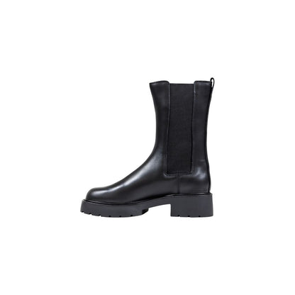 Ankle Chelsea Winter Boots by Calvin Klein Jeans for women in leather black features an performance-driven Women's Leather Ankle Chelsea Winter Boots silhouette, defined by a sophisticated and a performance-driven .