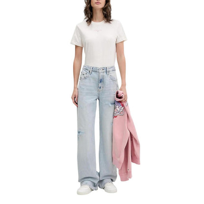 Jeans by Tommy Hilfiger Jeans for women in stretch denim cotton light-blue features a refined silhouette with a refined relaxed-fit, regular-fit, wide & mom, defined by a and a refined long for a refined finish.
