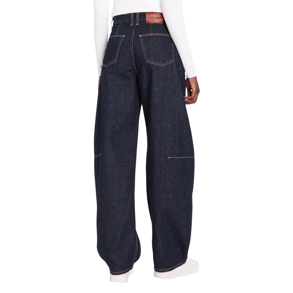 Jeans by Calvin Klein Jeans for women in denim cotton blue features a polished silhouette with a polished regular-fit, wide & mom, reaching a polished long and finished with a polished high rise.