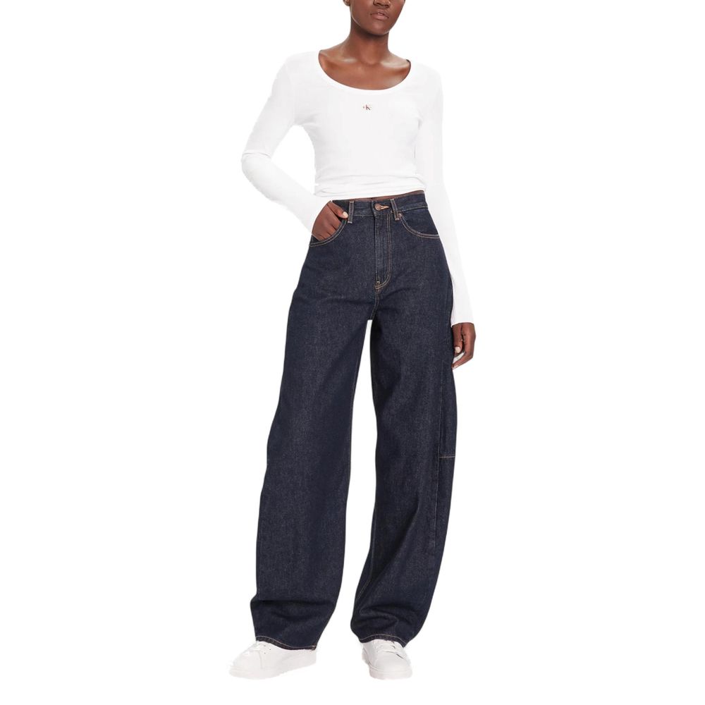 Jeans by Calvin Klein Jeans for women in denim cotton blue features an sartorial regular-fit, wide & mom and long with a high rise cut for a sartorial finish.