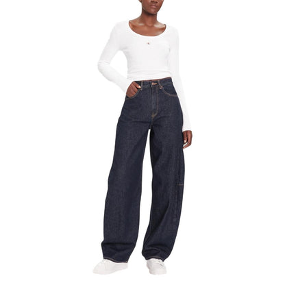Jeans by Calvin Klein Jeans for women in denim cotton blue features an sartorial regular-fit, wide & mom and long with a high rise cut for a sartorial finish.