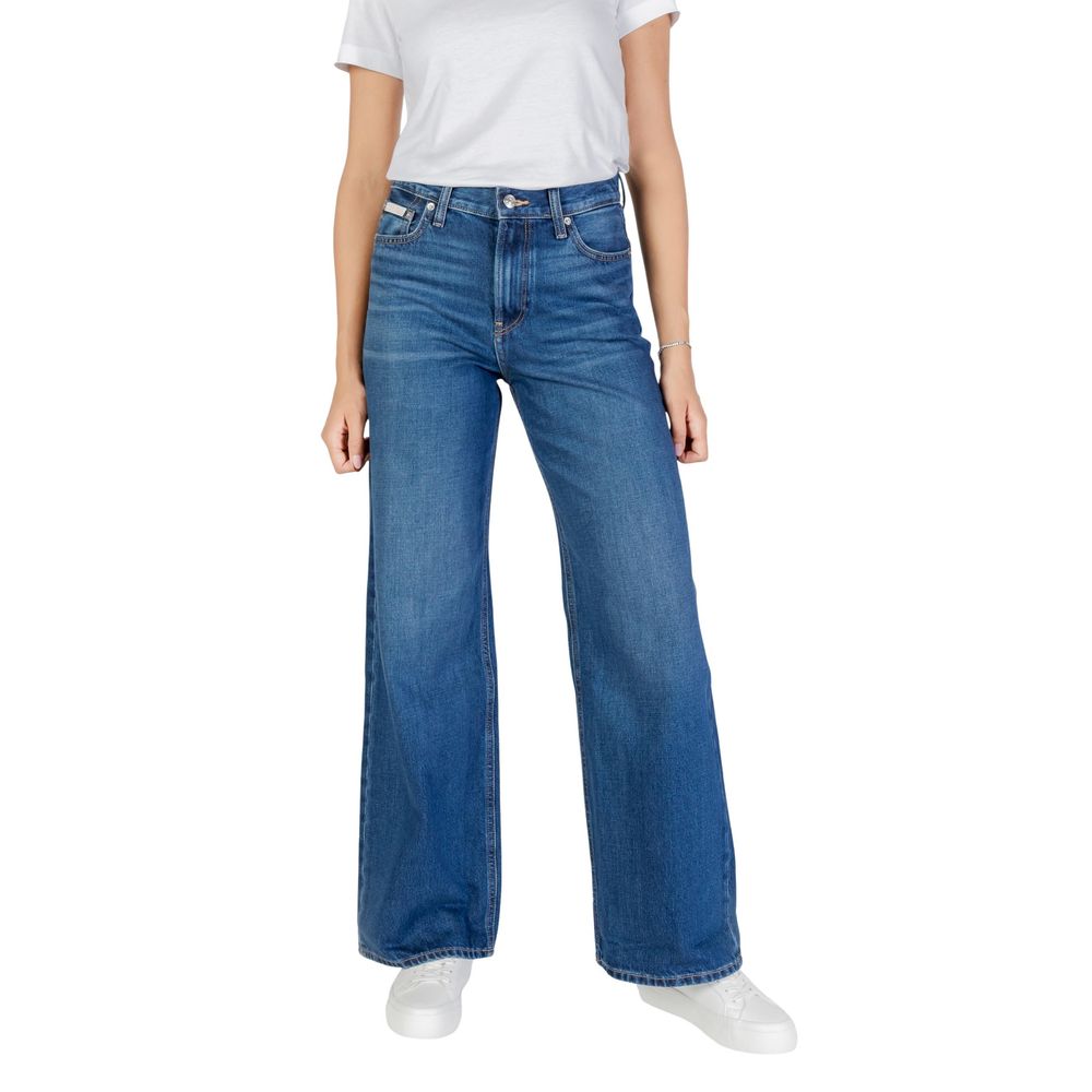 Jeans by Calvin Klein Jeans for women in denim cotton blue features a polished silhouette with a polished relaxed-fit, boyfriend & wide, reaching a polished long and finished with a polished low rise.