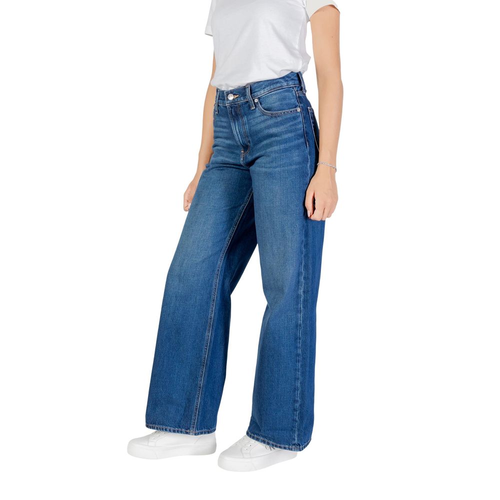 Jeans by Calvin Klein Jeans for women in denim cotton blue features an refined tailoring silhouette, showcasing a premium relaxed-fit, boyfriend & wide with a low rise and long cut for a refined tailoring look.