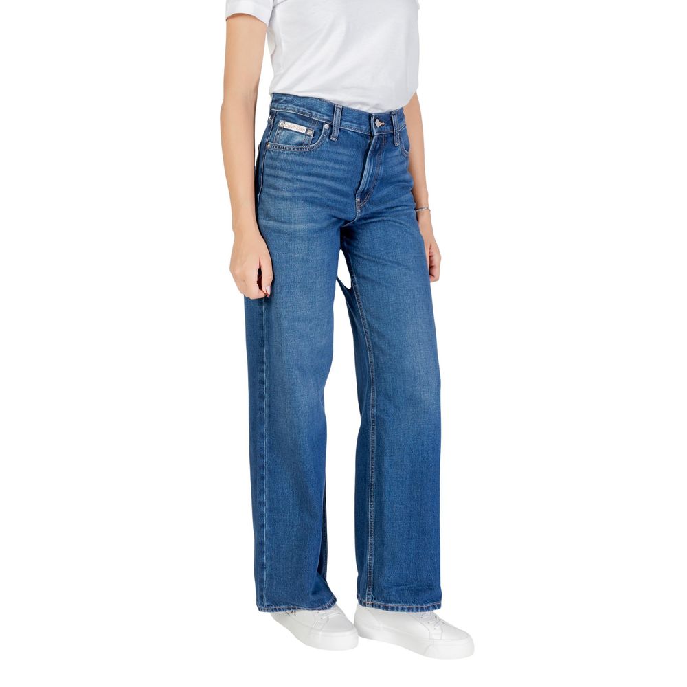 Jeans by Calvin Klein Jeans for women in denim cotton blue presents a refined pantology silhouette, artfully defined by a refined pantology relaxed-fit, boyfriend & wide, long, and a sophisticated low rise.