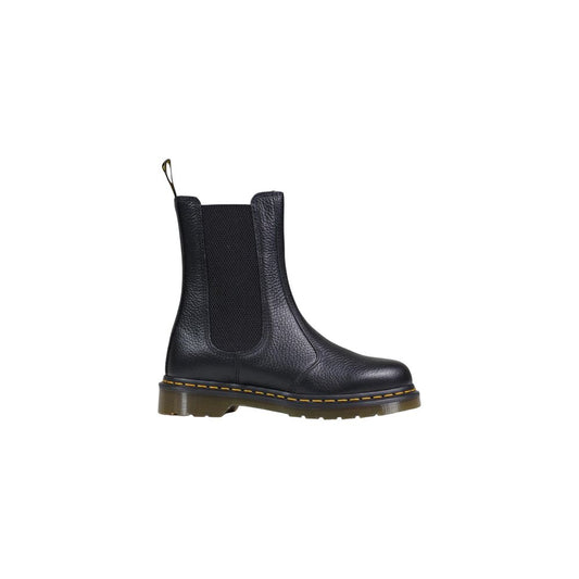 Ankle Chelsea Boots by Dr. Martens for women in leather black features an dynamic silhouette, showcasing the dynamic Women's Leather Ankle Chelsea Boots design with its distinctive and elegant .