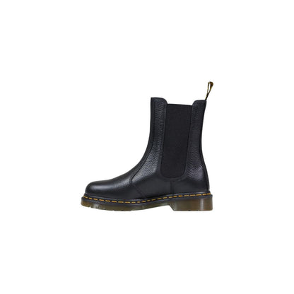 Ankle Chelsea Boots by Dr. Martens for women in leather black features an high-performance silhouette, showcasing the sophisticated design of the Women's Leather Ankle Chelsea Boots with a and a refined .