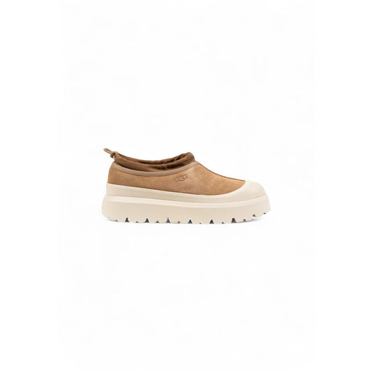 Clogs Flat Shoes by UGG for men in suede leather beige presents a stalwart silhouette as Men's Padded Suede Leather Clogs Flat Shoes, artfully designed with a and a stalwart for a refined, upscale finish.