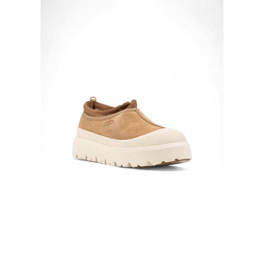 Clogs Flat Shoes by UGG for men in suede leather beige features an stately silhouette, showcasing the stately style of the Men's Padded Suede Leather Clogs Flat Shoes with its distinct and refined .