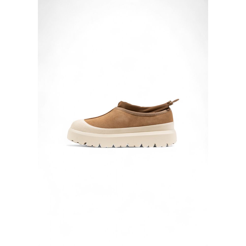 Clogs Flat Shoes by UGG for men in suede leather beige presents a stalwart silhouette, showcasing the Men's Padded Suede Leather Clogs Flat Shoes design with a stalwart and for a sophisticated look.