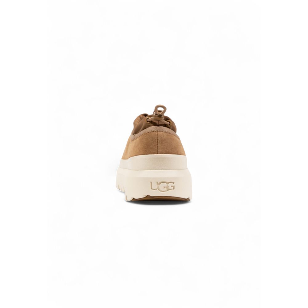 Clogs Flat Shoes by UGG for men in suede leather beige features an stately silhouette, showcasing the stately style of the Men's Padded Suede Leather Clogs Flat Shoes with its distinct and refined .