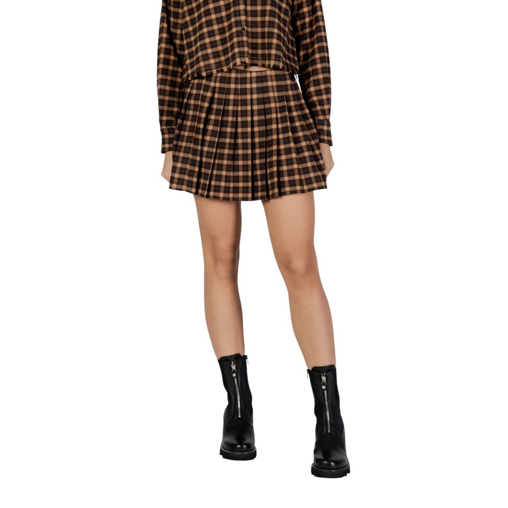 Skirt by Only for women in stretch polyester & viscose brown showcases a dramatic silhouette, artfully capturing the essence of the Women's Mini Pleated Plisse Stretch Polyester & Viscose Skirt in a dramatic mini cut for a refined look.