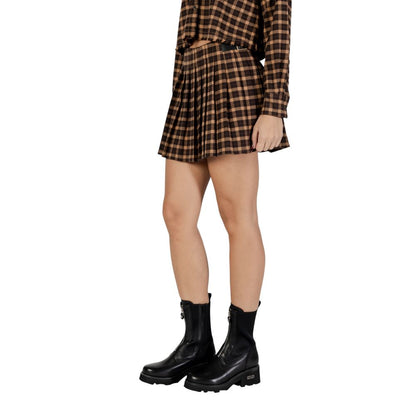 Skirt by Only for women in stretch polyester & viscose brown showcases a dramatic silhouette, artfully capturing the essence of the Women's Mini Pleated Plisse Stretch Polyester & Viscose Skirt in a dramatic mini cut for a refined look.
