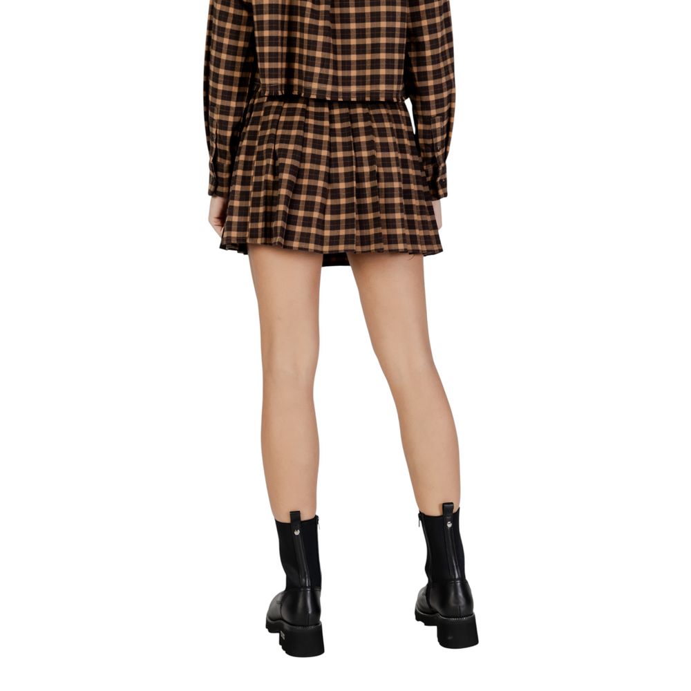 Skirt by Only for women in stretch polyester & viscose brown features a contoured silhouette from the Women's Mini Pleated Plisse Stretch Polyester & Viscose Skirt collection, characterized by its contoured mini for a contoured finish.