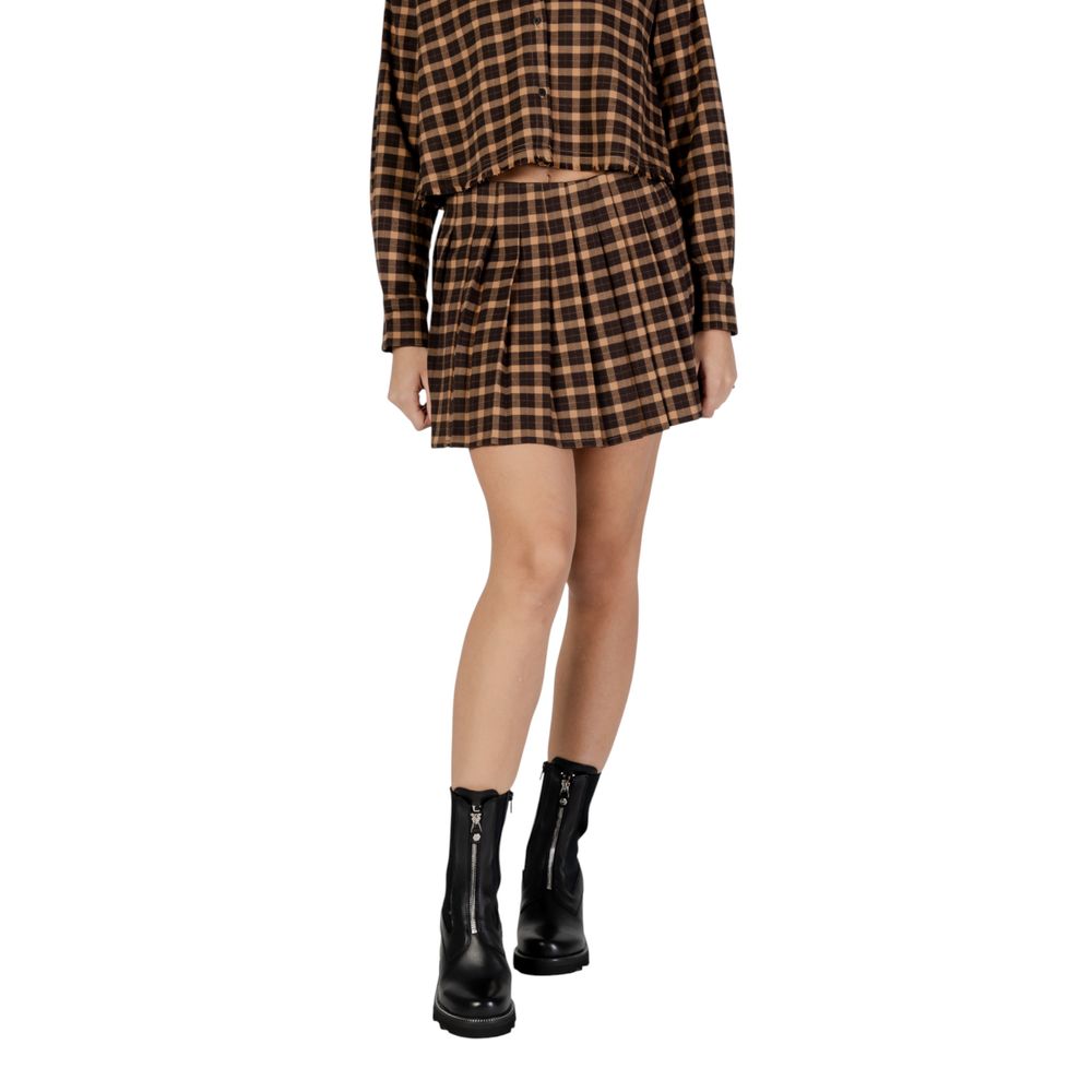 Skirt by Only for women in stretch polyester & viscose brown showcases a sultry silhouette, elegantly defined by its mini and the sophisticated sultry design of the Women's Mini Pleated Plisse Stretch Polyester & Viscose Skirt.
