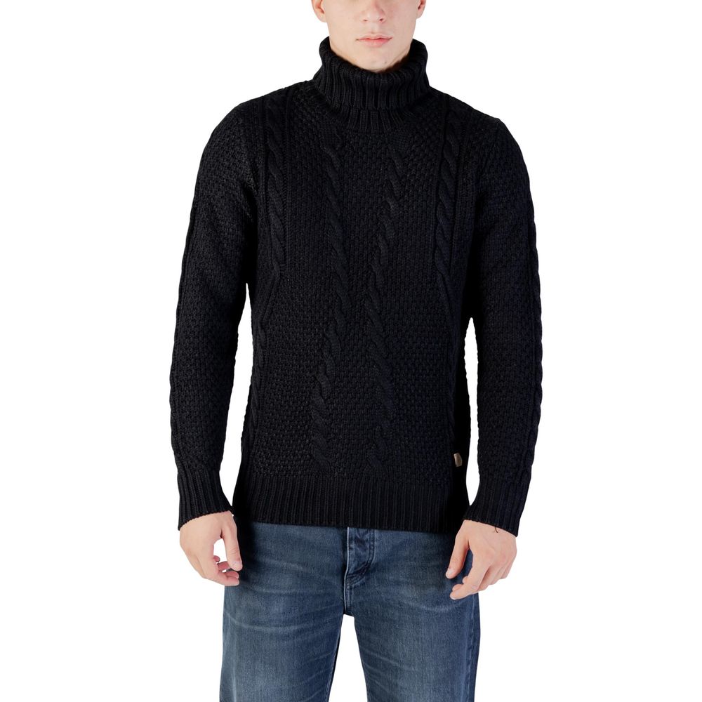 Sweater by Gianni Lupo for men in marabou wool black showcases a discreet silhouette, finished with a discreet turtle neckline and for a discreet look.