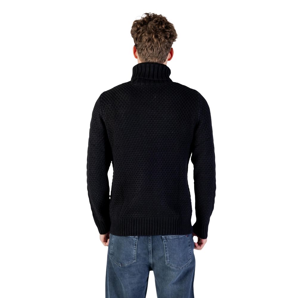 Sweater by Gianni Lupo for men in marabou wool black features an polished silhouette, showcasing refined and a sophisticated turtle neckline for a truly polished finish.