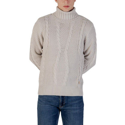 Sweater by Gianni Lupo for men in marabou wool gray showcases a discreet silhouette, finished with a discreet turtle neckline and for a discreet look.