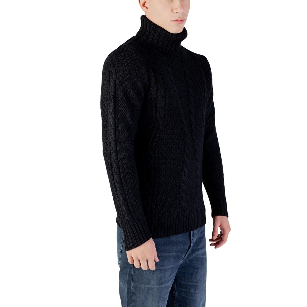 Sweater by Gianni Lupo for men in marabou wool black showcases a downtown chic silhouette, artfully finished with a downtown chic and for a sophisticated, high-end look.