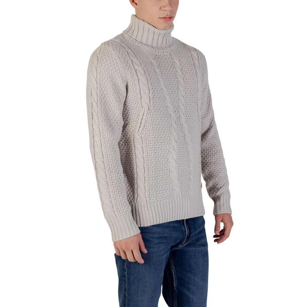 This Sweater by Gianni Lupo for men in marabou wool gray presents a understated silhouette, featuring a sophisticated turtle neckline and for a understated finish.