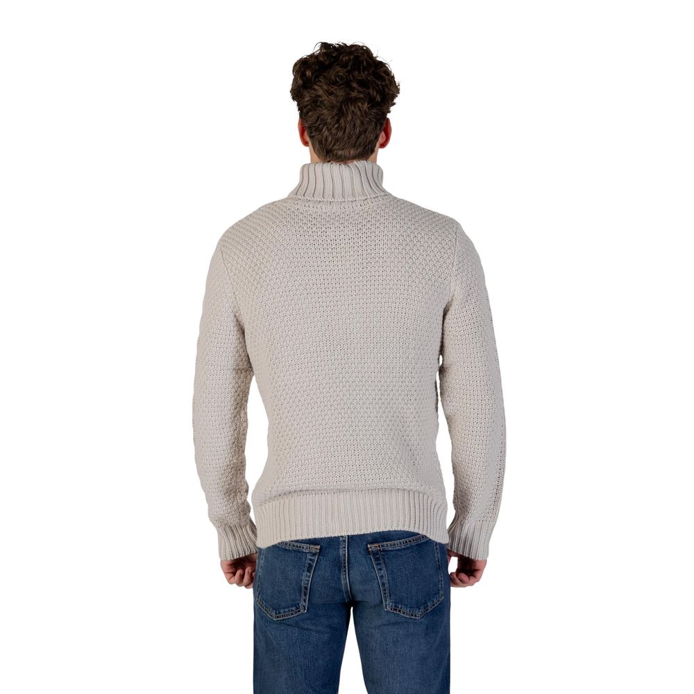 Sweater by Gianni Lupo for men in marabou wool gray showcases a sumptuous silhouette, artfully finished with a sumptuous turtle neckline and for a sophisticated, sumptuous look.