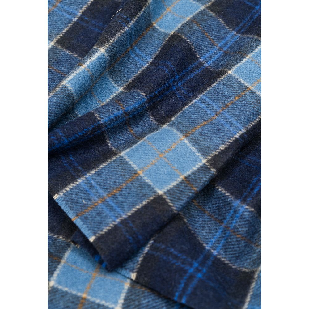 Scarf by Barbour for men in wool blue showcases a ethereal silhouette, artfully capturing the ethereal essence of the Wool Scarf design with a sophisticated finish.