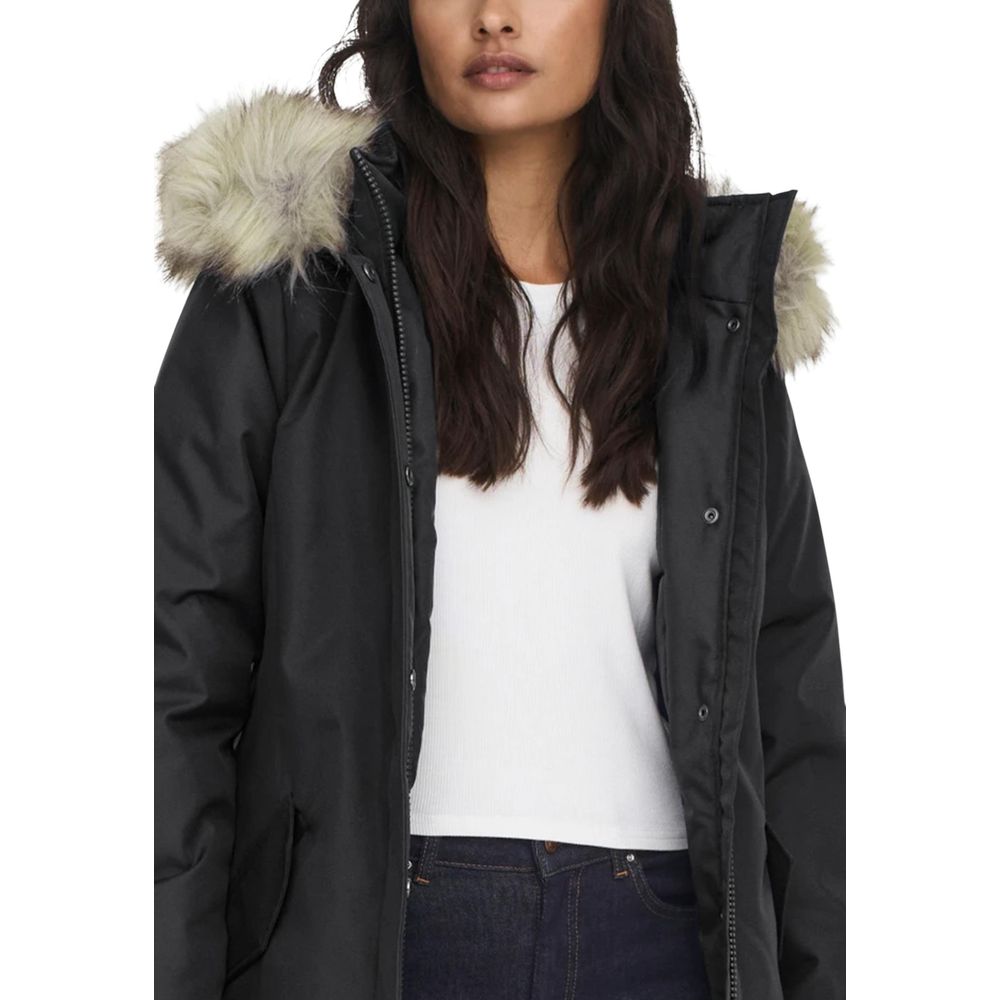 This Hooded Parka by Only for women in polyester faux fur black presents a enveloping silhouette, meticulously detailed with pockets & hooded and a enveloping hooded neckline.