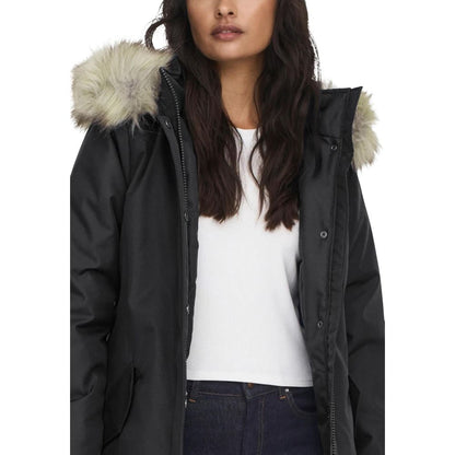 This Hooded Parka by Only for women in polyester faux fur black presents a enveloping silhouette, meticulously detailed with pockets & hooded and a enveloping hooded neckline.