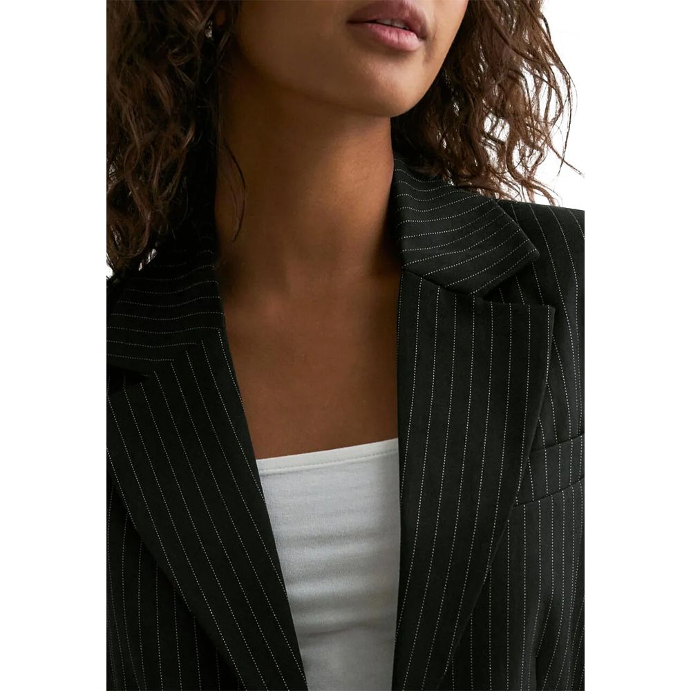 Blazer by Only for women in polyester & viscose black showcases a discerning silhouette, elegantly detailed with a sophisticated and premium for a truly discerning finish.