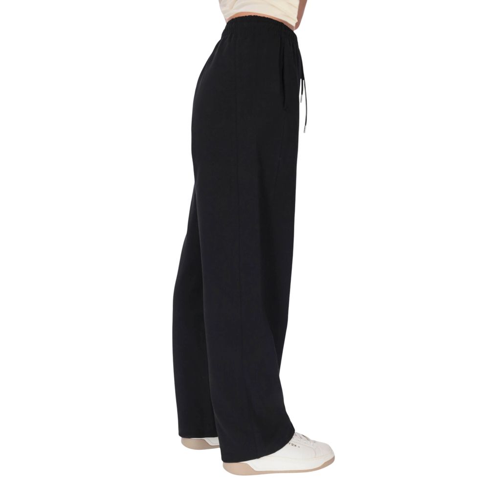 Activewear Jogger Pants by County of Milan for women in cotton black features a athletic relaxed-fit & wide with a and long, showcasing athletic for a sophisticated performance look.