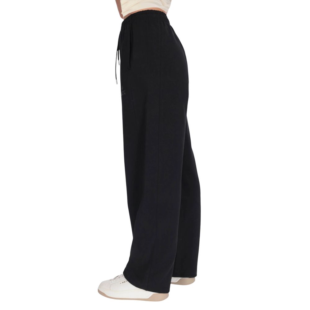 Activewear Jogger Pants by County of Milan for women in cotton black features an ergonomic relaxed-fit & wide and with a ergonomic long, showcasing innovative for a ergonomic look.