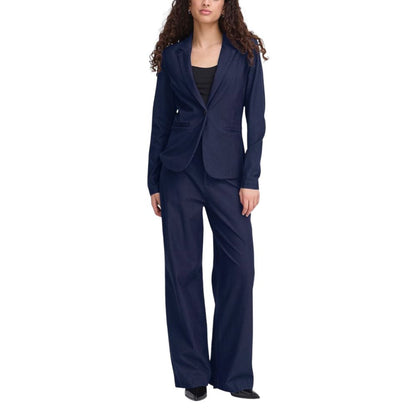 This Blazer by ICHI for women in stretch denim cotton blue presents a tailored silhouette, meticulously tailored with a tailored lapel neckline and distinctive for a tailored finish.