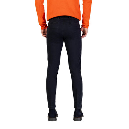 Trousers by Borghese for men in stretch cotton blue presents a perennial silhouette, meticulously tailored with a skinny & regular-fit cut, long finish, and an elegant .