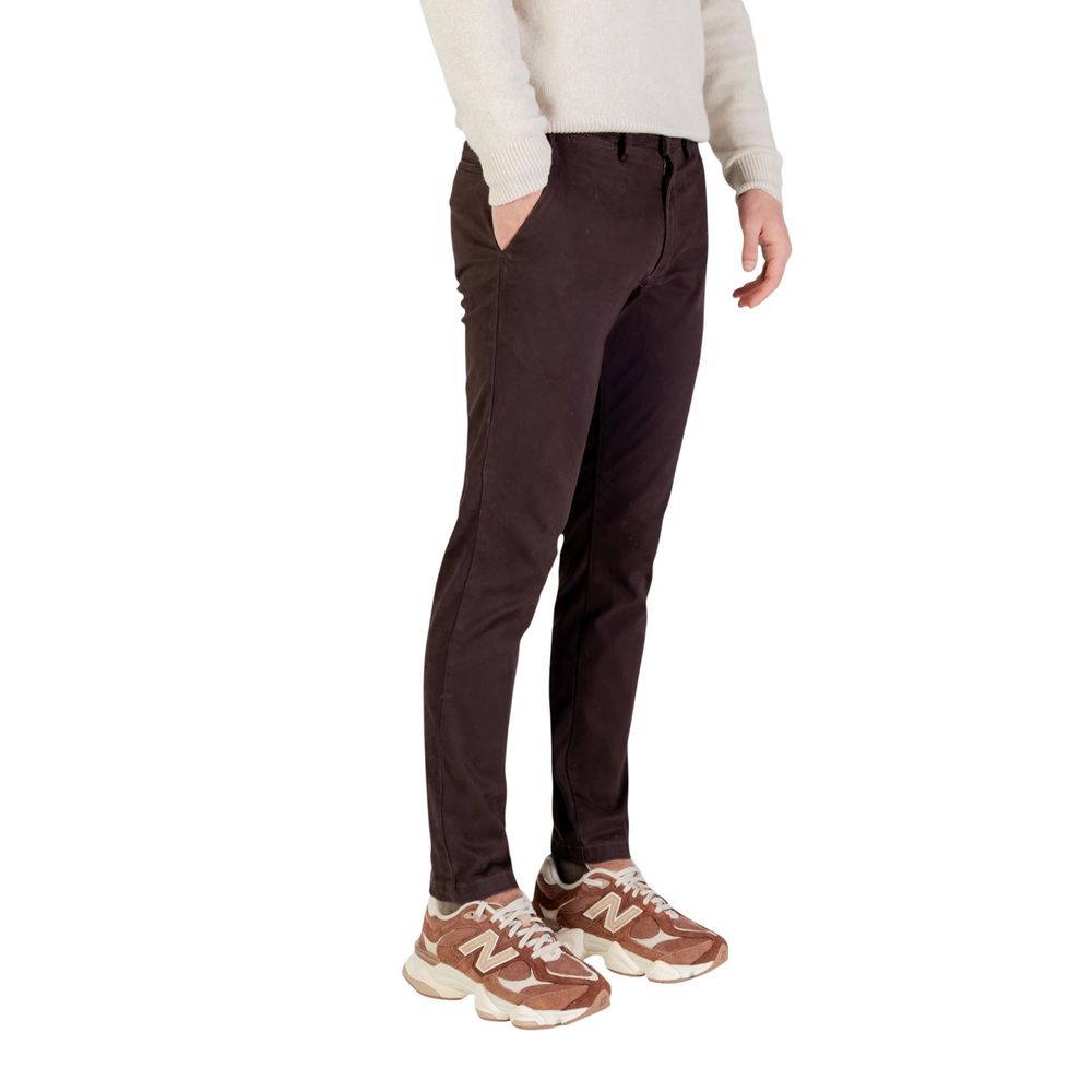 Trousers by Borghese for men in stretch cotton brown presents a perennial silhouette, meticulously tailored with a skinny & regular-fit cut, long finish, and an elegant .