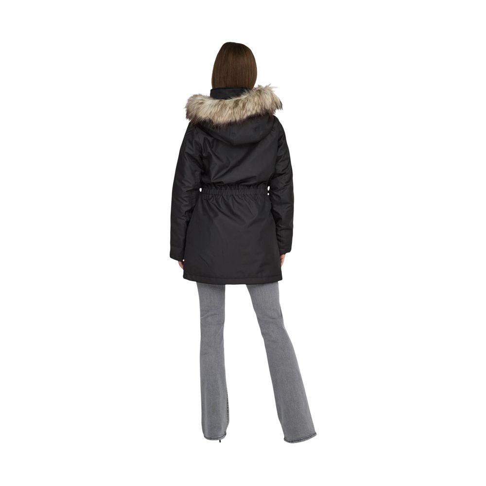 This Hooded Parka by Only for women in polyester faux fur black presents a enveloping silhouette, meticulously detailed with pockets & hooded and a enveloping hooded neckline.