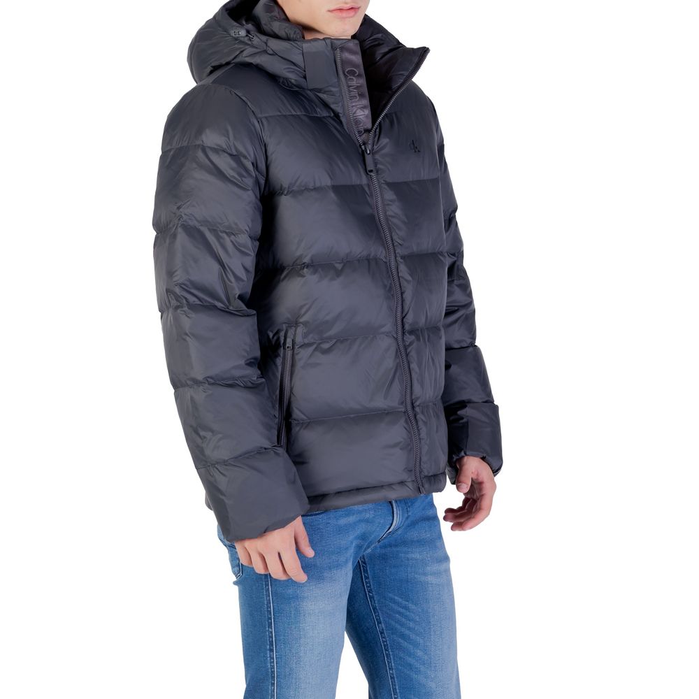 Hooded Overcoat by Calvin Klein Jeans for men in nylon gray features an voluminous silhouette, showcasing distinct lightweight, hooded & insulated and a voluminous hooded neckline for a truly voluminous aesthetic.