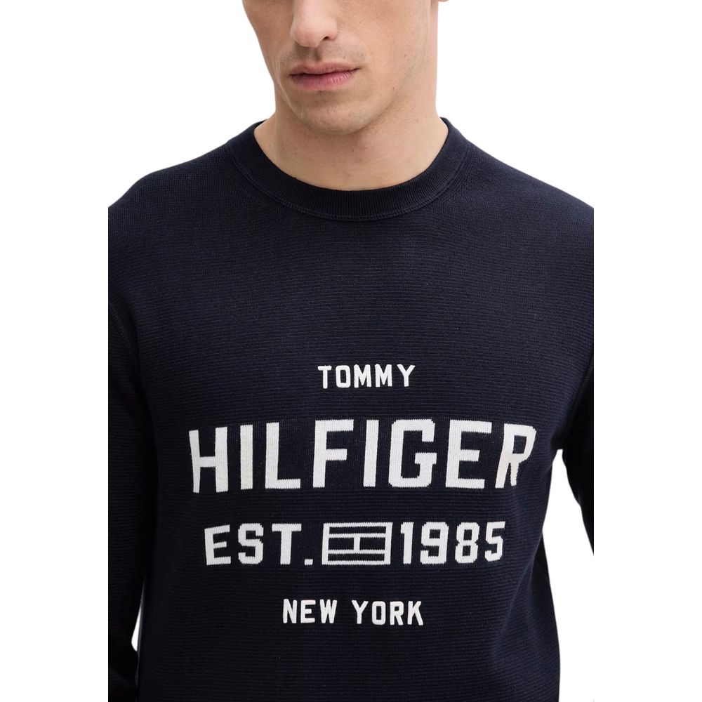 Sweatshirt by Tommy Hilfiger for men in organic cotton blue features an exquisite silhouette, showcasing and details for a exquisite look.