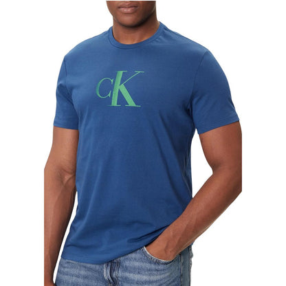 T-Shirt by Calvin Klein Jeans for men in cotton blue features an on trend silhouette, perfectly showcasing a on trend and crew neckline for an elevated aesthetic.