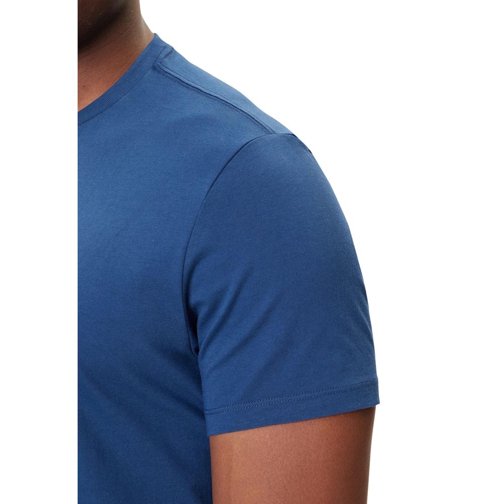 T-Shirt by Calvin Klein Jeans for men in cotton blue features an on trend silhouette, perfectly showcasing a on trend and for an elevated aesthetic.