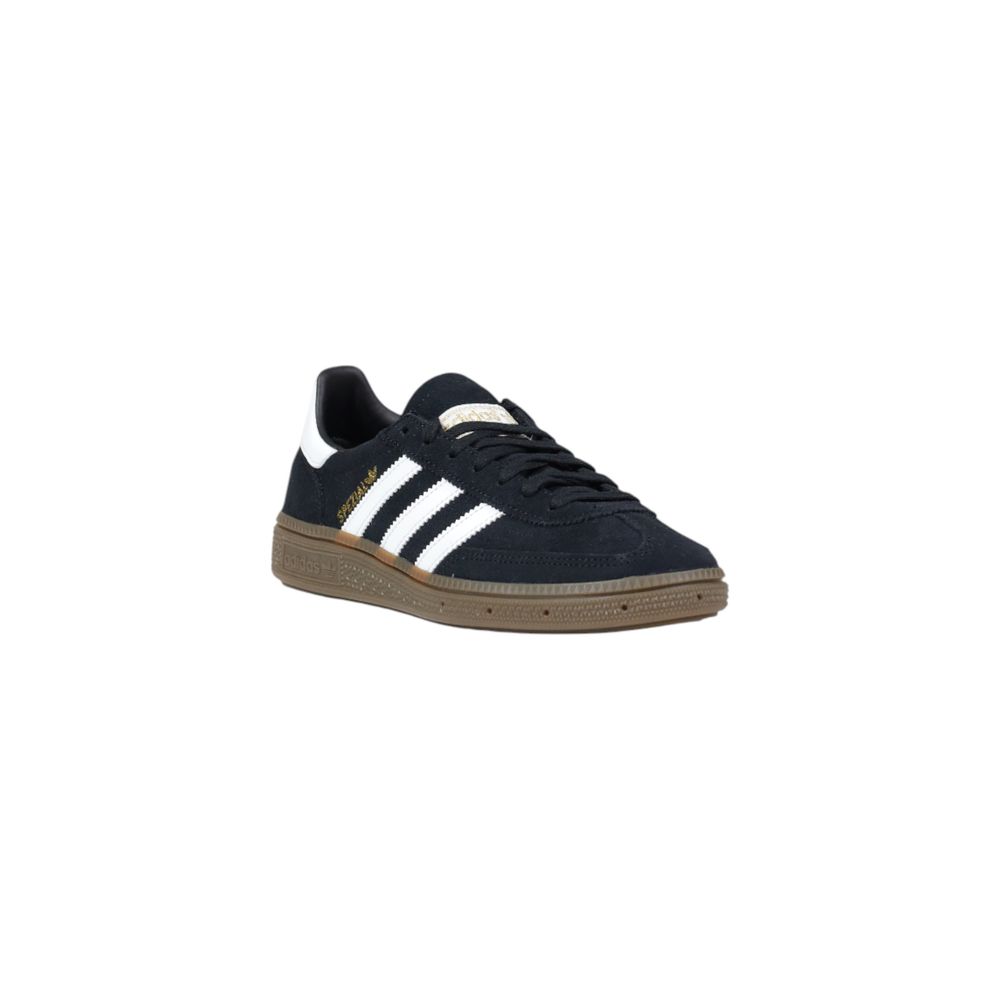Sneakers by Adidas Originals for women in suede leather & rubber black features a sumptuous design, perfectly showcasing the sumptuous low-top casual style of this Women's Low-Top Casual Suede Leather & Rubber Sneakers.