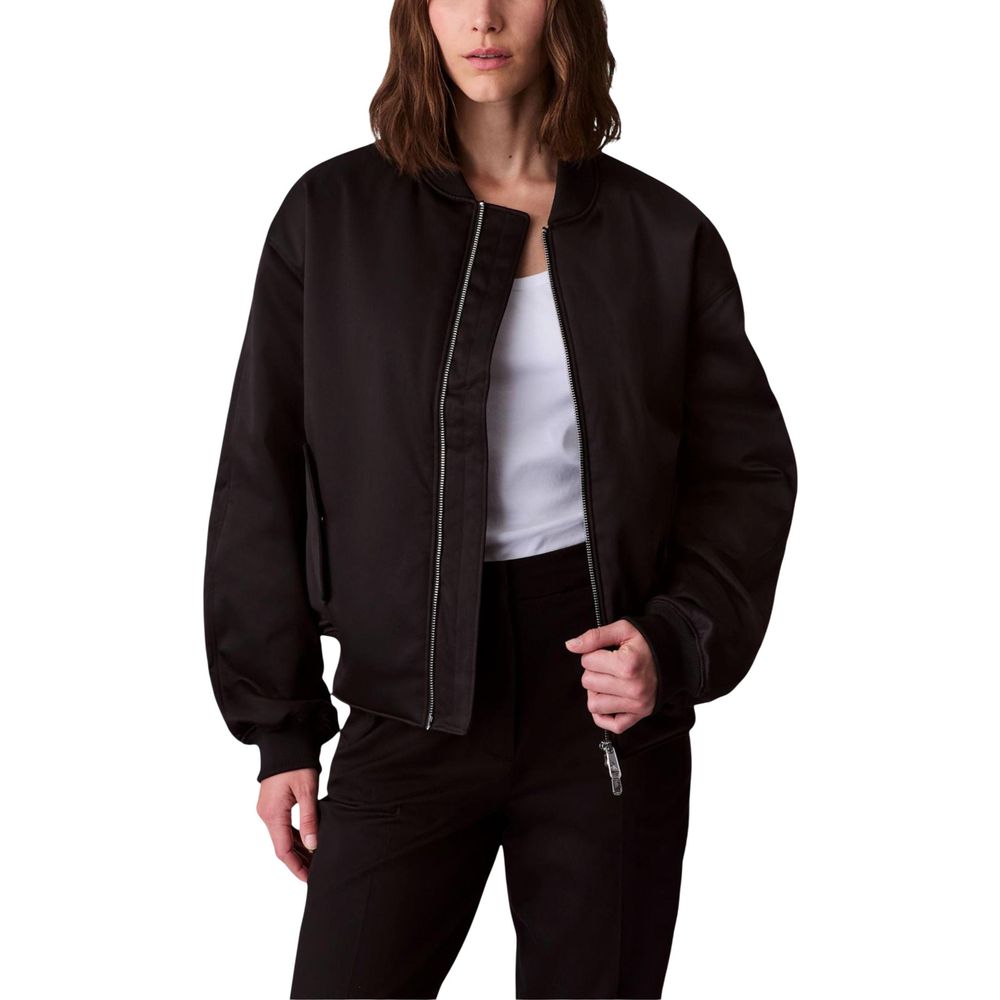 This Bomber Jacket by Calvin Klein Jeans for women in polyester satin black exhibits a edgy silhouette, meticulously detailed with functional and a edgy for a edgy finish.