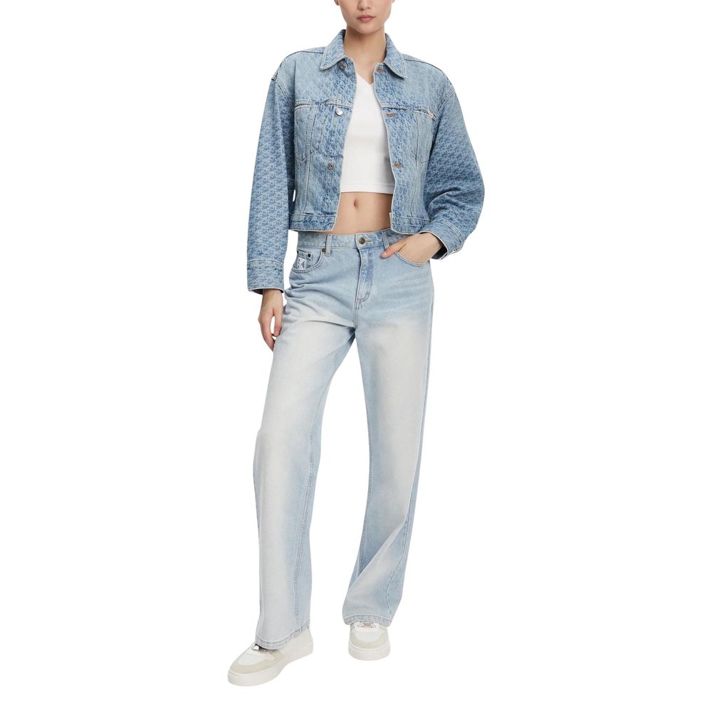 This Jacket by Calvin Klein Jeans for women in denim cotton light-blue showcases a magnificent silhouette, meticulously crafted with a distinctive shirt-collar neckline and functional pockets for a magnificent finish.