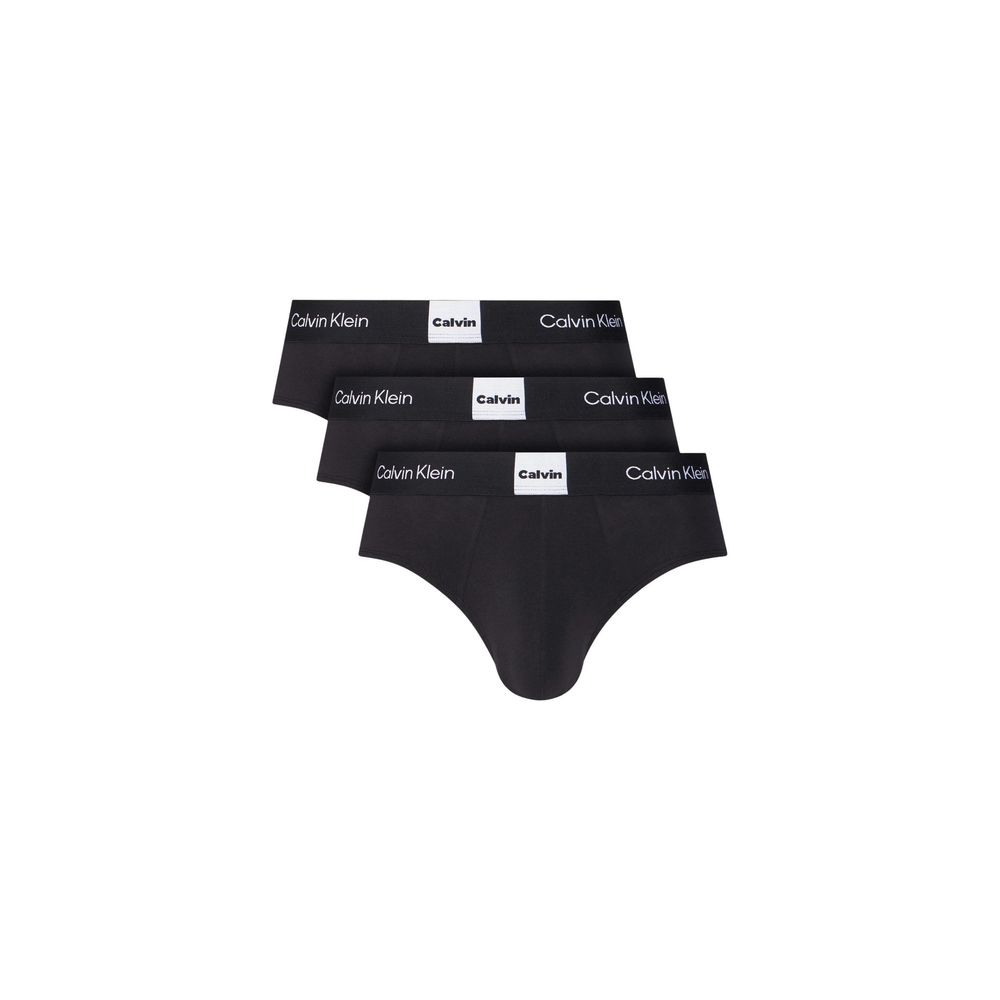 This Underwear Briefs by Calvin Klein Underwear for men in stretch cotton black offers a understated fit, showcasing the understated aesthetic of the Men's Stretch Cotton Briefs.