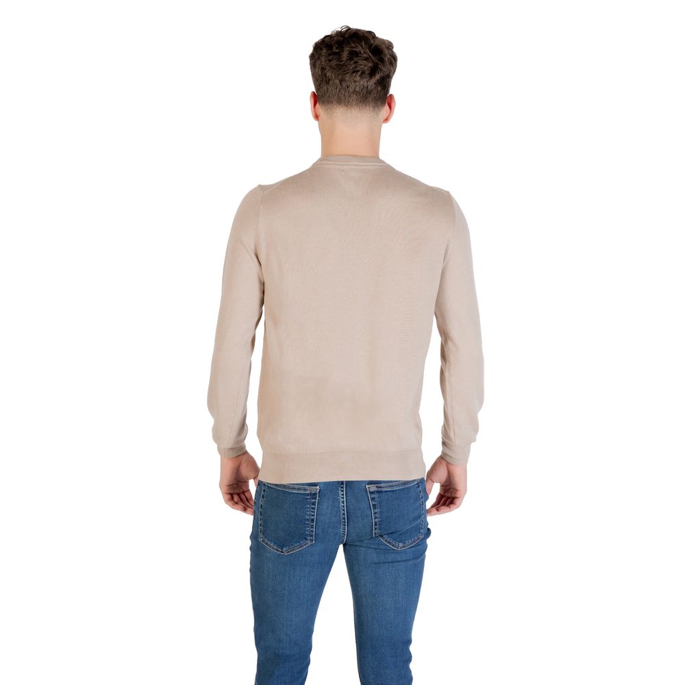 Sweatshirt by Guess for men in silk wool beige features an exquisite silhouette, showcasing and crew neckline details for a exquisite look.